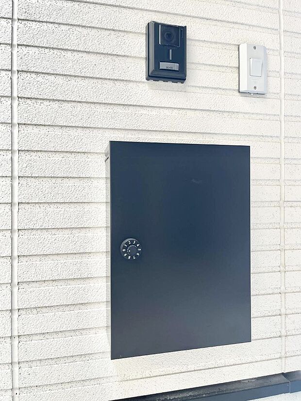 【その他現地】シンプルデザインのポスト。