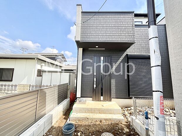 【現地外観写真】暮らしやすさと居心地の良さにこだわったシンプルで飽きのこないデザイン !