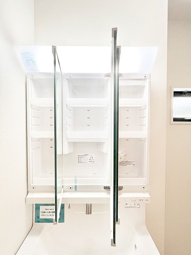 【三面鏡裏収納】三面鏡の裏に、化粧品や衛生用品などを収納可能。洗面台をすっきりと保ちます!