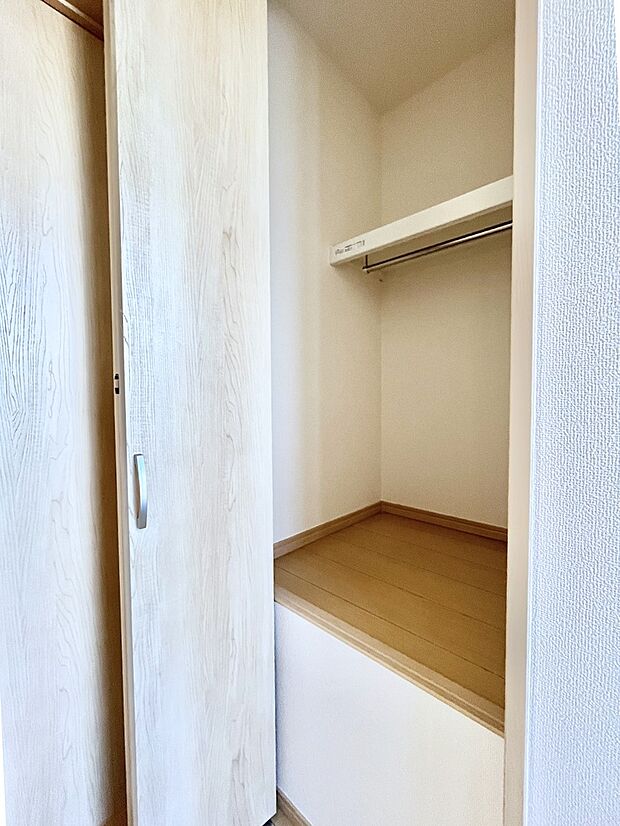【収納】２階廊下収納には、掃除道具や季節の小物を収納することができます。   
