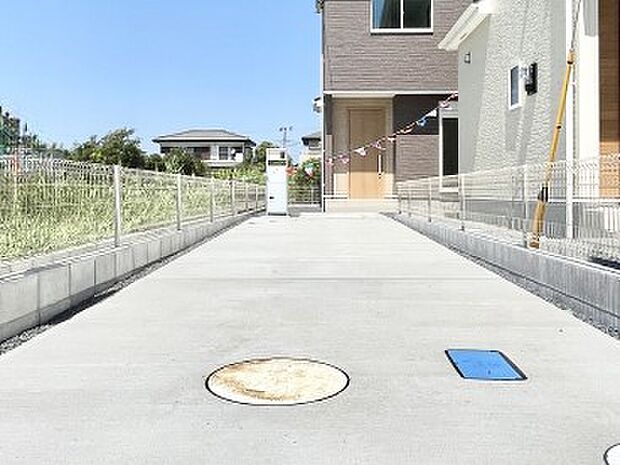 【駐車場】駐車2台可能!急なお客様の駐車に。また、ご家族の自転車スペースとしても大活躍。