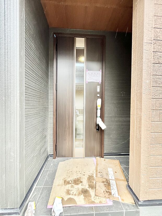 【玄関】玄関前は雨が降っても濡れにくい屋根付き