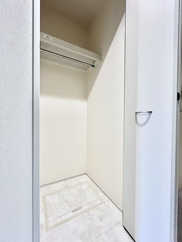 【玄関ホール収納】玄関ホール収納です。掃除道具やお出かけ用グッズの収納に便利です。