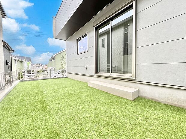 【庭】ガーデニングや家庭菜園も楽しめるお庭付き。