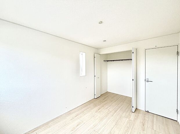 【寝室】収納が充実しているので居住スペースを広々使えます