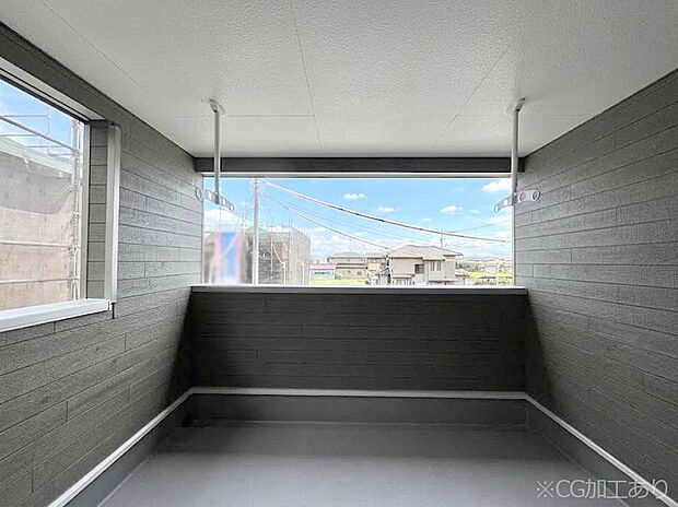 【バルコニー】上部に屋根がかかっているので急な雨の時にも安心です。