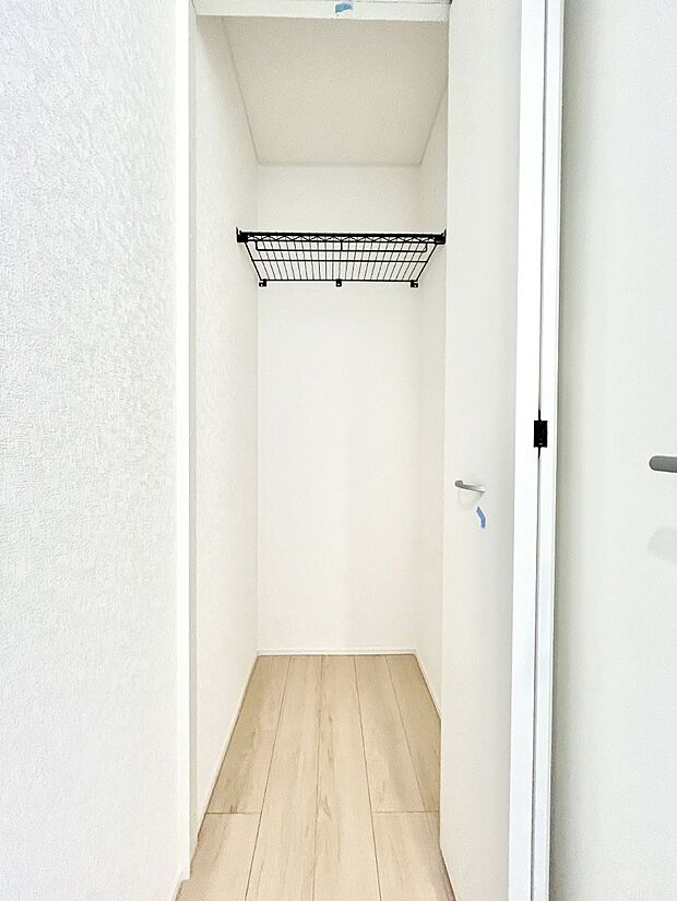 【廊下収納】廊下収納。掃除道具や季節の小物を収納することができます。