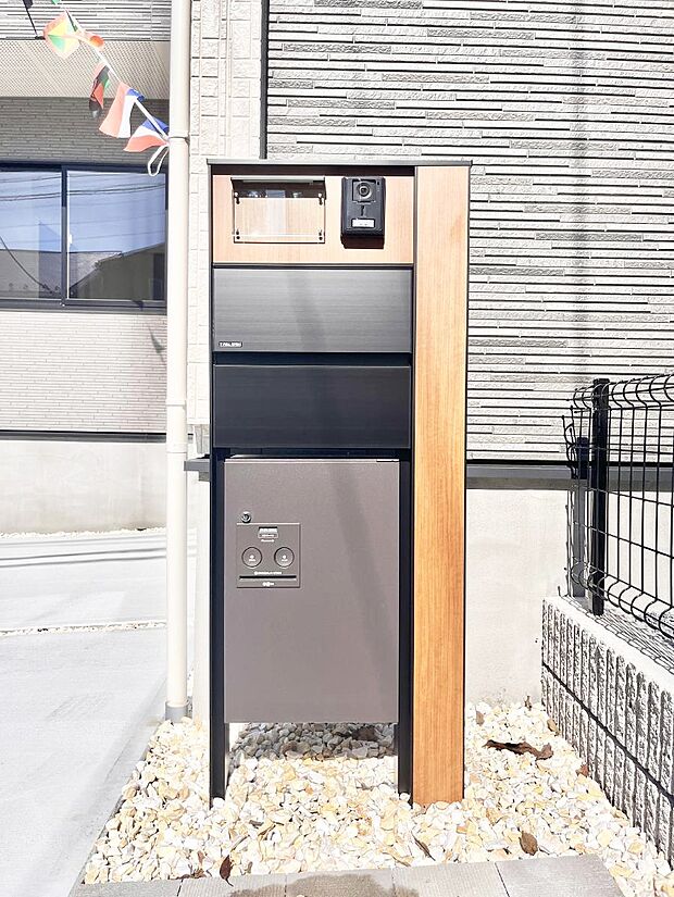 【その他現地】シンプルデザインのポスト。