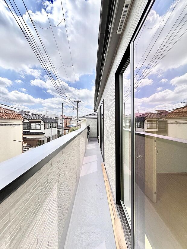 【バルコニー】3部屋にまたがる南向きのバルコニー。洗濯物ガ気持ちよく干せそうですね。