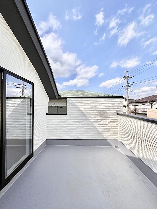 【バルコニー】ゆったりバルコニーだから沢山お洗濯ものを干せます。