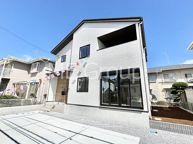 【現地外観写真】シンプルで落ち着きのある建物は住むかたの個性でオリジナルなものになっていきます。