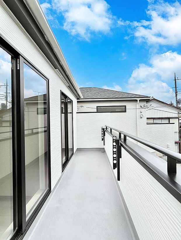【バルコニー】暖かな陽光が降り注ぐバルコニーはお洗濯におすすめ。爽やかな風も心地よいです。 