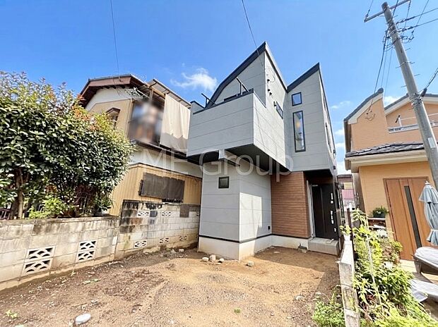 【現地外観写真】暮らしやすさと居心地の良さにこだわったシンプルで飽きのこないデザイン ！
