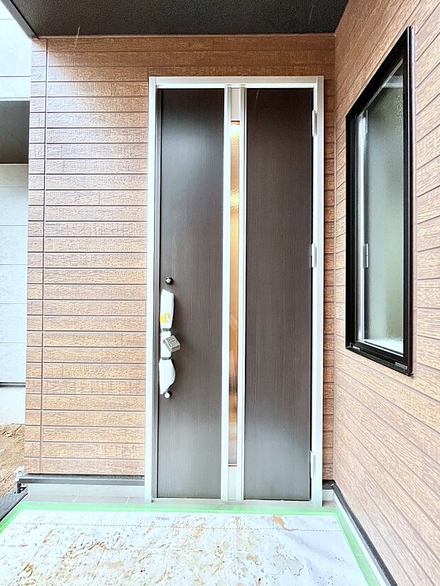 【玄関】住まいの顔を演出する、玄関ドア。 