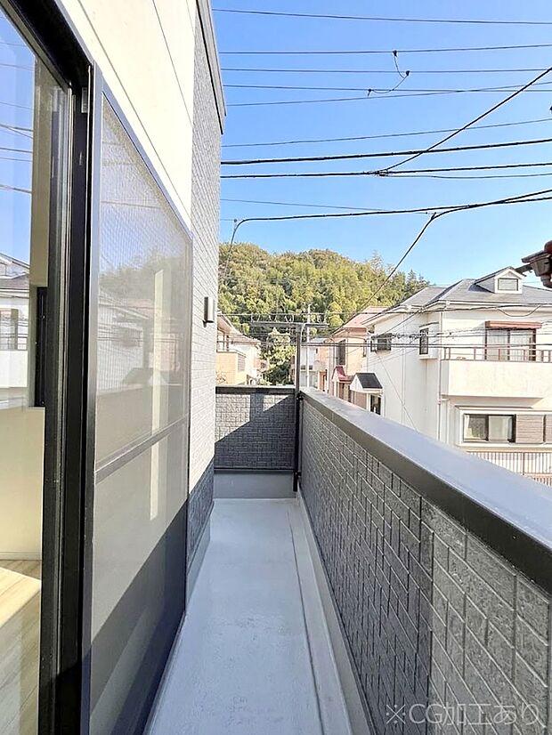 【バルコニー】暖かな陽光が降り注ぐバルコニーはお洗濯におすすめ。爽やかな風も心地よいです。