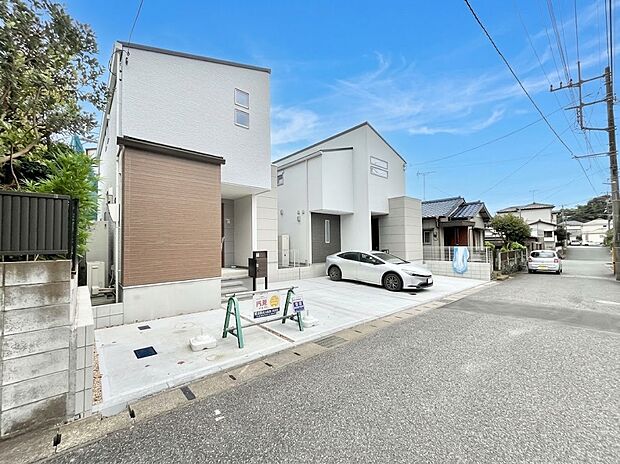【前面道路含む現地写真】前面道路はきちんと整備されています