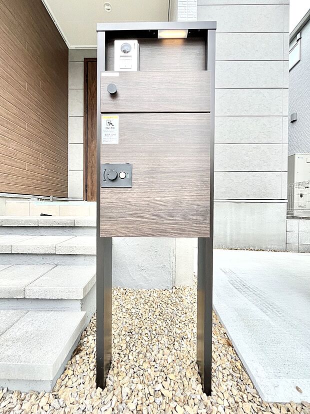 【その他現地】シンプルデザインのポスト。