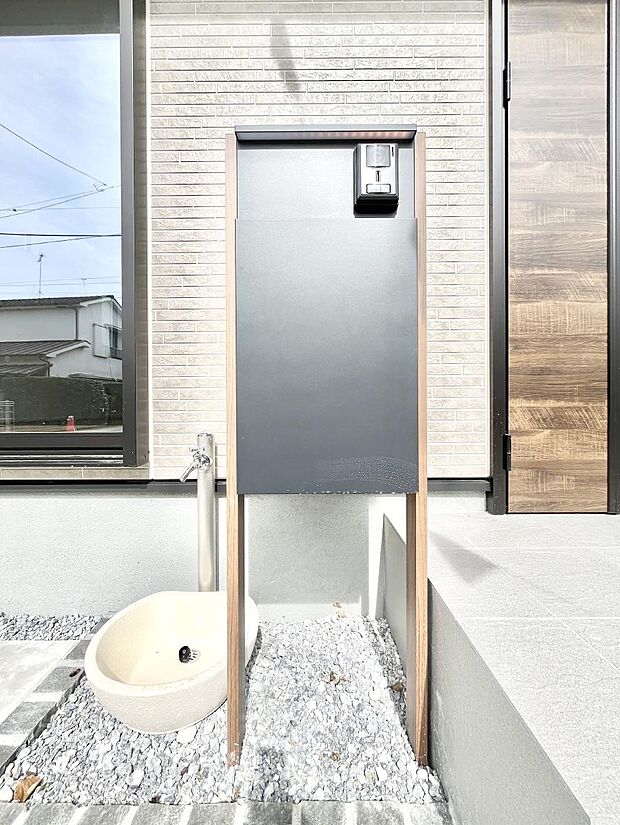 【その他現地】シンプルデザインのポスト。