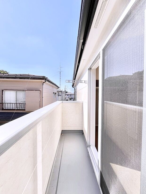 【バルコニー】暖かな陽光が降り注ぐバルコニーはお洗濯におすすめ。爽やかな風も心地よいです。