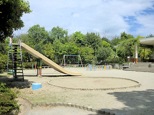 船岡山公園(約880m)