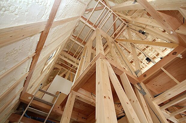 【すき間の無い高断熱・高気密を実現する『MOCOフォーム』】『MOCOフォーム』は、すき間のない高断熱・高気密の吹付施工の断熱材です。
MOCOフォームの特徴として、高気密・高断熱のため、夏は涼しく、冬は暖かい。吹付施工ですき間がないので、優れた防音効果が期待されます。木が伸縮しても、ピッタリ着いて長持ち。水で100倍に発泡させるので、軽くてお家に負担がかからない。人・家・環境に優しい、優れた特徴を持つ硬質ウレタンフォームです。