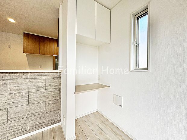 カウンタースペース　ちょっとした書き物やPC作業に便利なカウンタースペース。