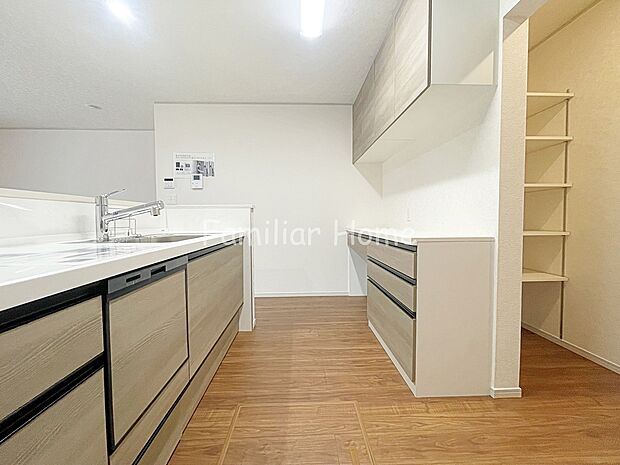 キッチン ご家族を見渡せる安心のカウンターキッチン。