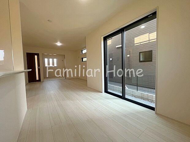 LDK　南向きの窓から光の差し込む居心地のよいリビングです。