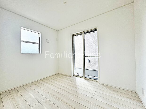 【1階洋室】居室　LDKと直結する4.37帖の洋室はお子様のプレイルームや来客用の応接室などお好きな用途でお使いいただけます。