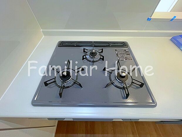 【3口コンロ】キッチン　同時調理が可能で効率の良い3口コンロ。