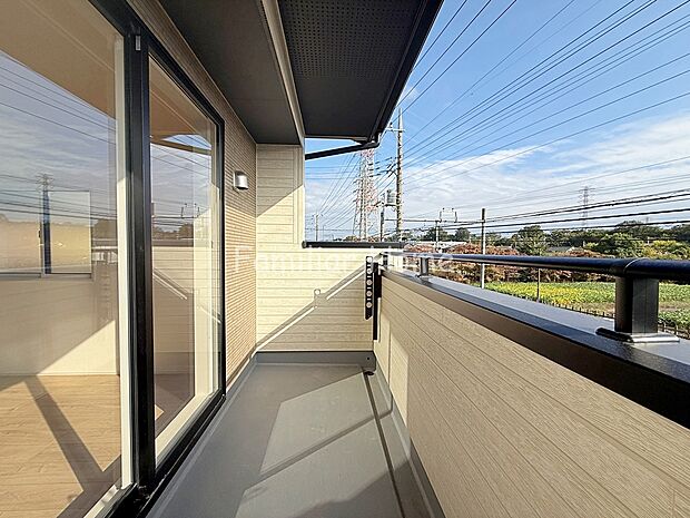 【バルコニー】バルコニー　南向きの日当たりの良いバルコニーは、お洗濯が多いときも安心。たくさん干してもカラっと乾きそうです。