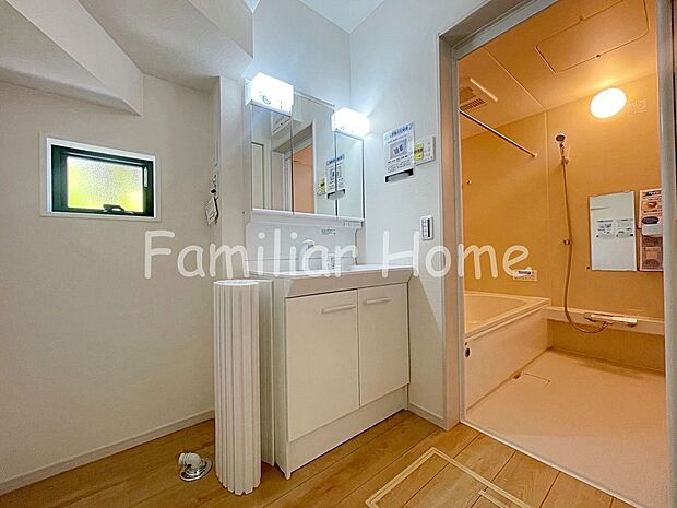 【三面鏡洗面台】洗面所　身支度に便利な三面鏡。鏡を開くと収納になっていてすっきりとした空間にすることができます。