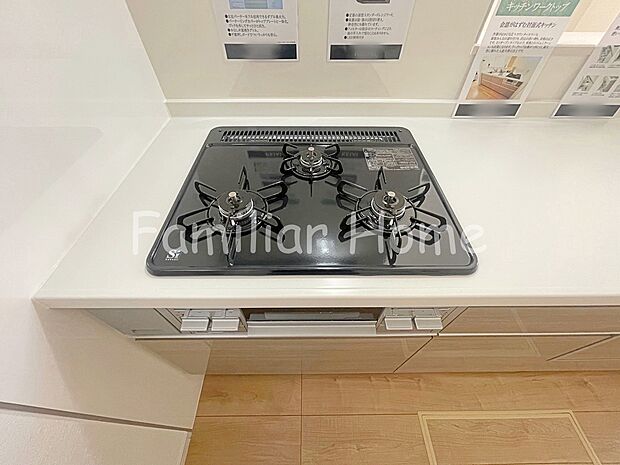 【3口コンロ】キッチン　同時調理が可能で効率の良い3口コンロ。
