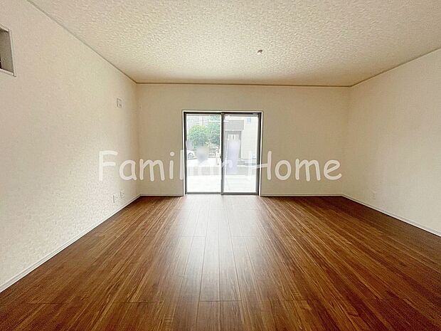 【ベタ基礎】ベタ基礎 建物下全面に板状のコンクリートを敷設し、重量を面全体で受ける構造で床下一面がコンクリートの為、シロアリ対策にもなります。