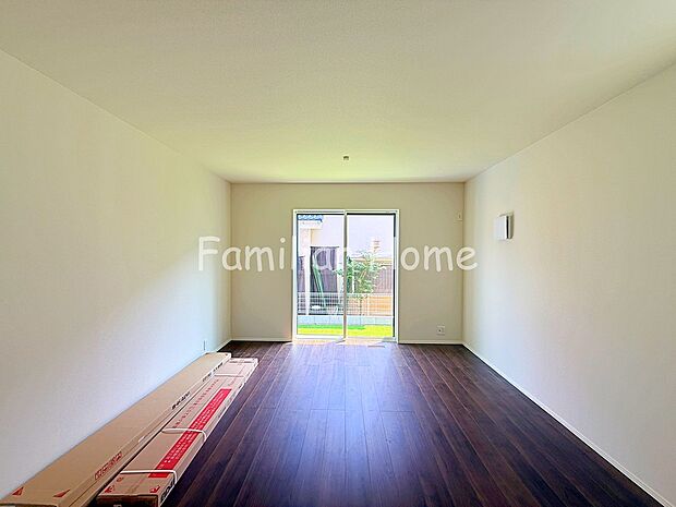 【LDK】LDK　自然光が広がる2面採光の居心地のよいリビングです。