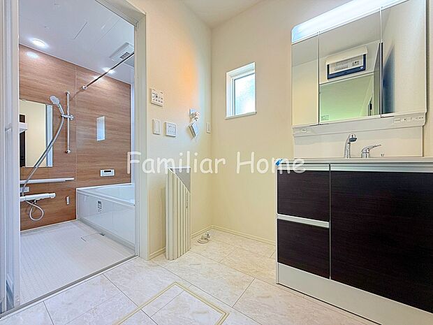 【三面鏡洗面台】洗面所　身支度に便利な三面鏡。鏡を開くと収納になっていてすっきりとした空間にすることができます。