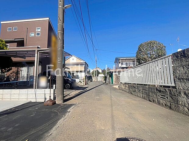 【前面道路】前面道路　車通りが少ないので駐車が苦手な方におすすめです。