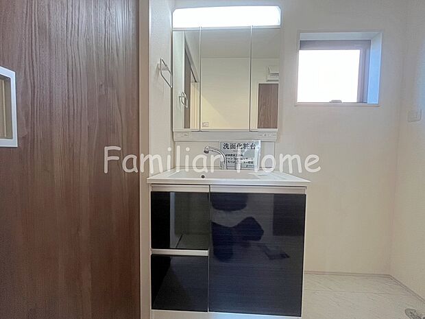 【三面鏡洗面台】洗面所　身支度に便利な三面鏡。鏡を開くと収納になっていてすっきりとした空間にすることができます。