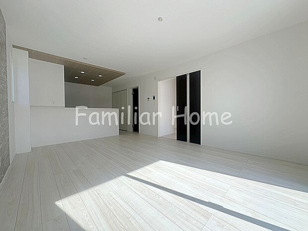 【LDK】LDK　シンプルで美しいデザインのリビングは、お好みのインテリアにコーディネイトしやすく、家族がやすらぐ癒しの空間が作れます。