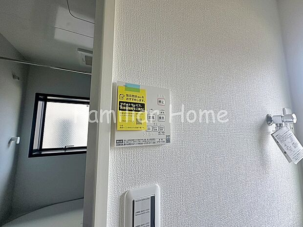 【浴室暖房乾燥機】浴室　浴室乾燥機付きで雨の日の洗濯物もからっと仕上げます。