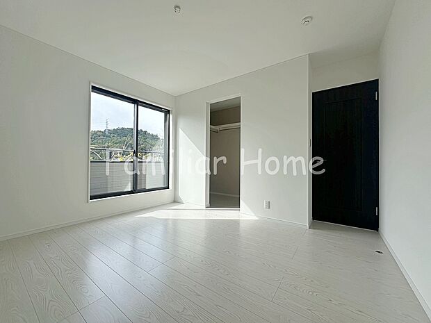 【洋室(主寝室)】主寝室　広々とした7.25帖の空間でゆっくりお休み頂けます。