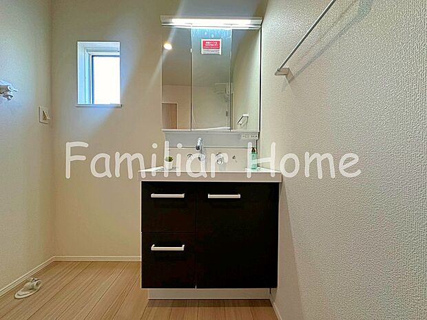 【三面鏡洗面台】洗面所 身支度に便利な三面鏡。鏡を開くと収納になっていてすっきりとした空間にすることができます。