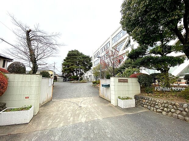 昭島市立拝島中学校(約330m)