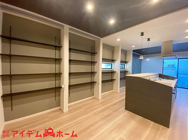 【ダイニング(1号棟)】壁一面に収納あり!