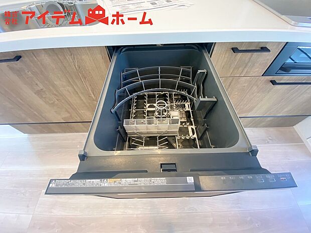 【自動食器洗乾燥機】手間・時間をかけず、効率よく食器類を洗浄。家事の時間を大幅に短縮出来ます。
かつ節水効果にも優れた食洗機を標準装備。スライド式なので場所も取りません。