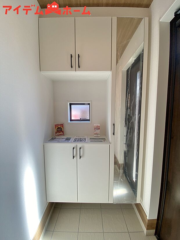 【玄関】お出かけ前の身支度チェックに欠かせない姿見を
玄関に備え付けました！
気持ちの良い一日の始まりは笑顔でスタート♪