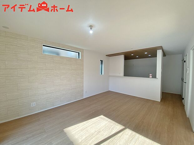 【リビング】大きく開いた窓からは、明るい陽射しが射し込みます。
爽やかな風が吹き抜ける心地良いリビングには、
自然と家族が集まります。
