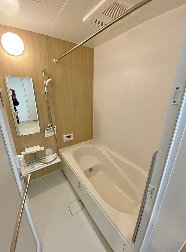 【浴室】賃貸にはない、1坪タイプのバスルーム。
ゆったり足が伸ばせるので、毎日の疲れを癒やせます。
ご家族みんなでも入れます♪
浴室換気乾燥暖房機付きで浴室内干しも可能！