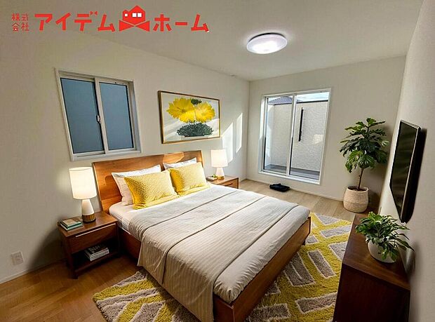 【寝室】2面採光がとれる主寝室は南側に窓を設けているため
一日中明るく、気分も明るくなります♪
木目のフローリングが暖かみのある室内に。
