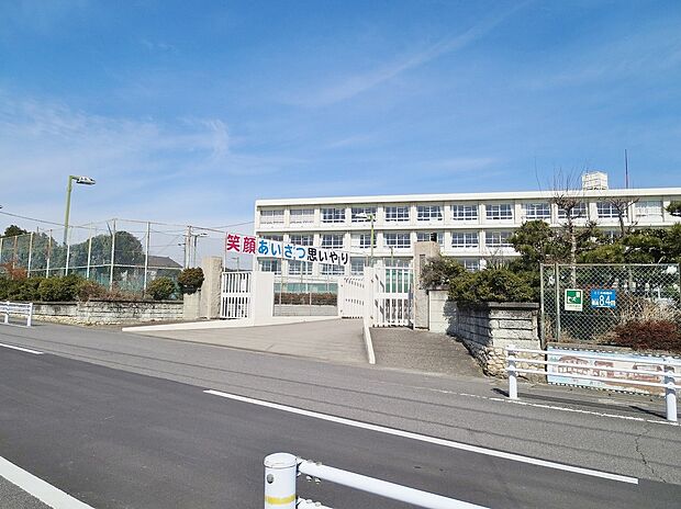 碧南市立新川中学校（約1,000m）